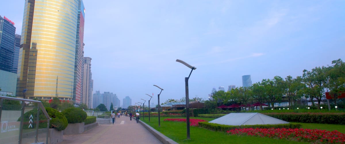 Parque y paseo junto al río en Pudong ofreciendo arquitectura moderna, un jardín y una ciudad