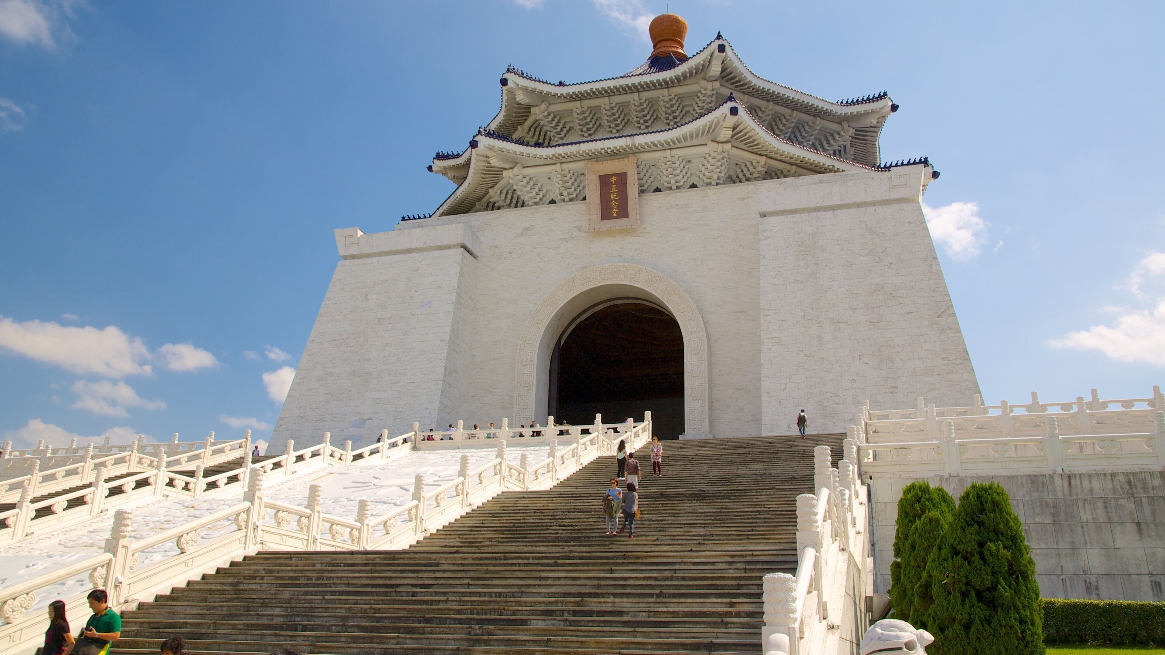 Chiang Kai-shek Memorial Hall featuring a memorial, a temple or place of worship and heritage architecture