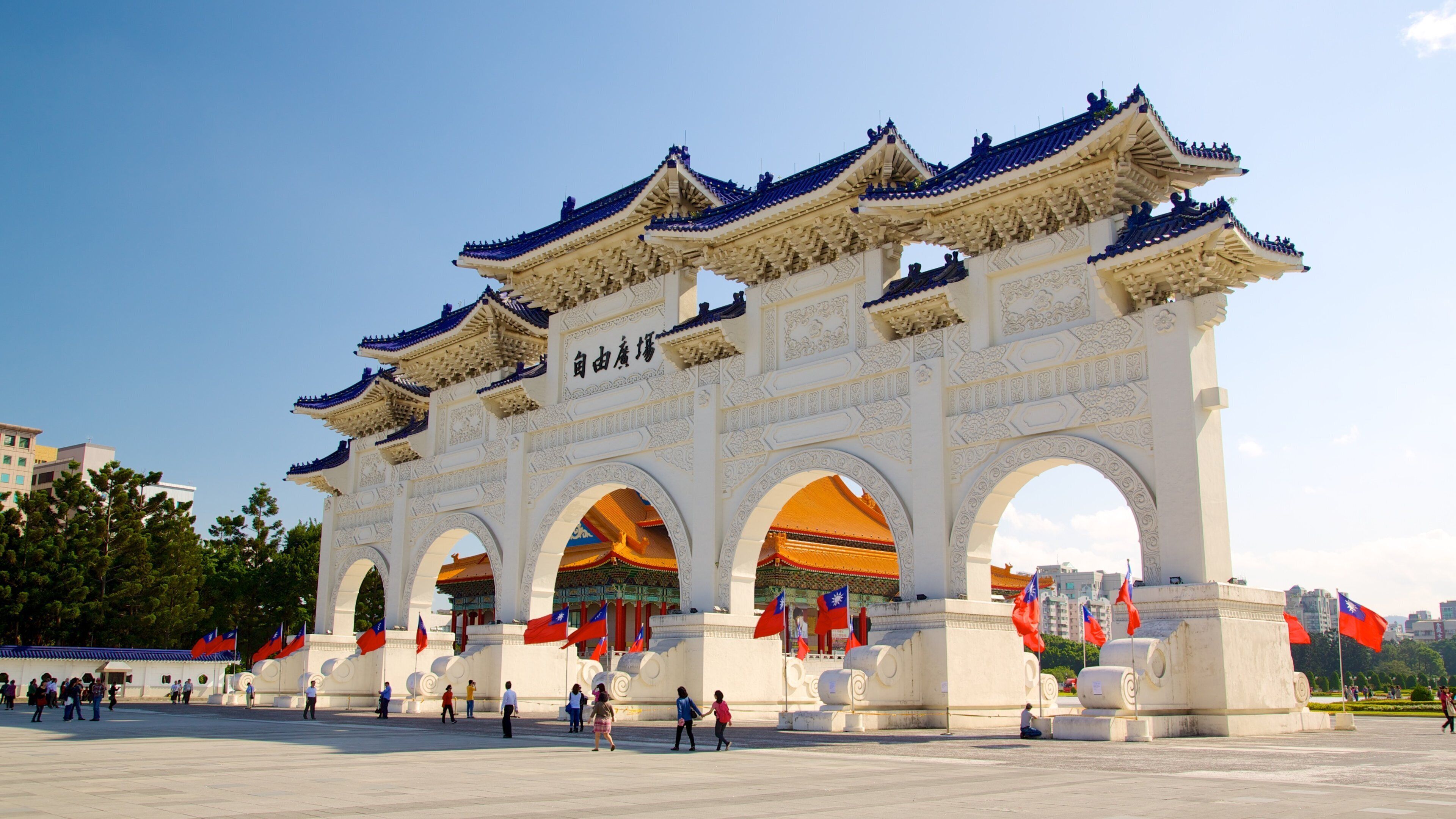 Monumento a Chiang Kai-shek ofreciendo un parque o plaza, un monumento y un templo o lugar de culto
