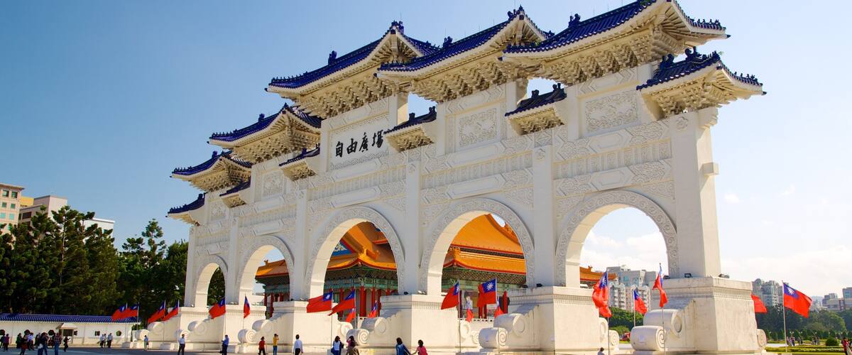 Chiang Kai-shek Memorial Hall showing a square or plaza, a memorial and a temple or place of worship
