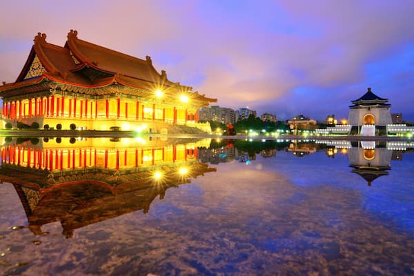 Chiang Kai-shek Memorial Hall mettant en vedette mémorial, ville et ville côtière