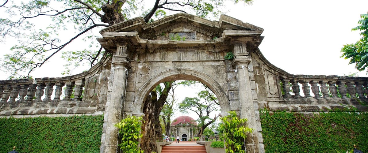 Paco Park showing heritage architecture and a garden