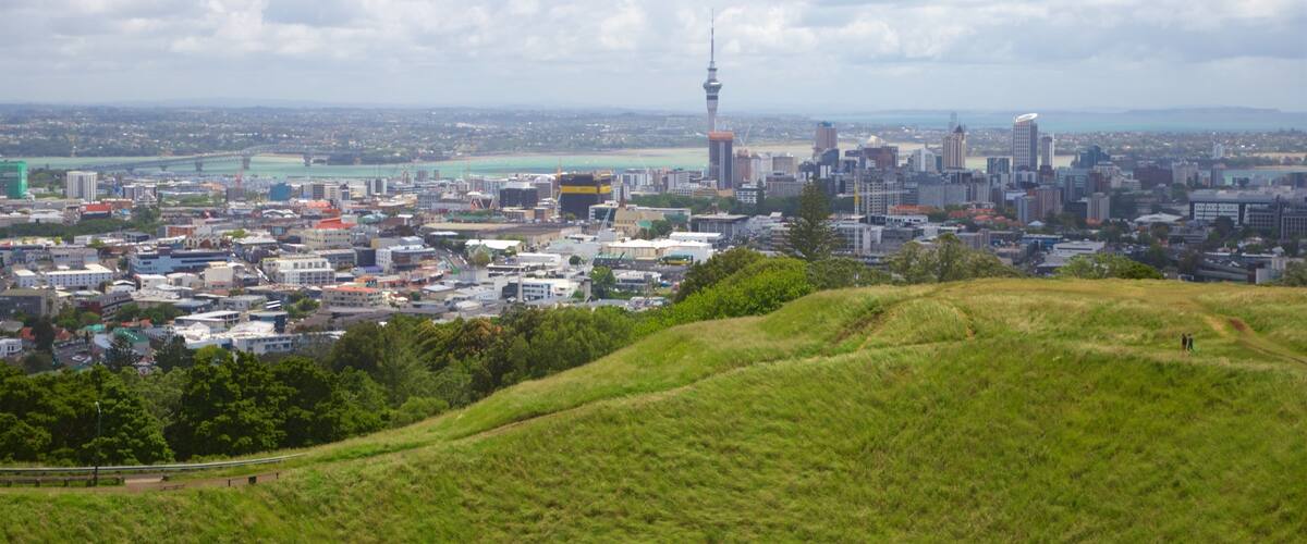 Mt. Eden featuring maisemat ja kaupunki