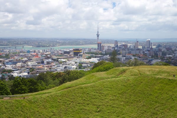 Mt. Eden som omfatter en by og udsigt over landskaber