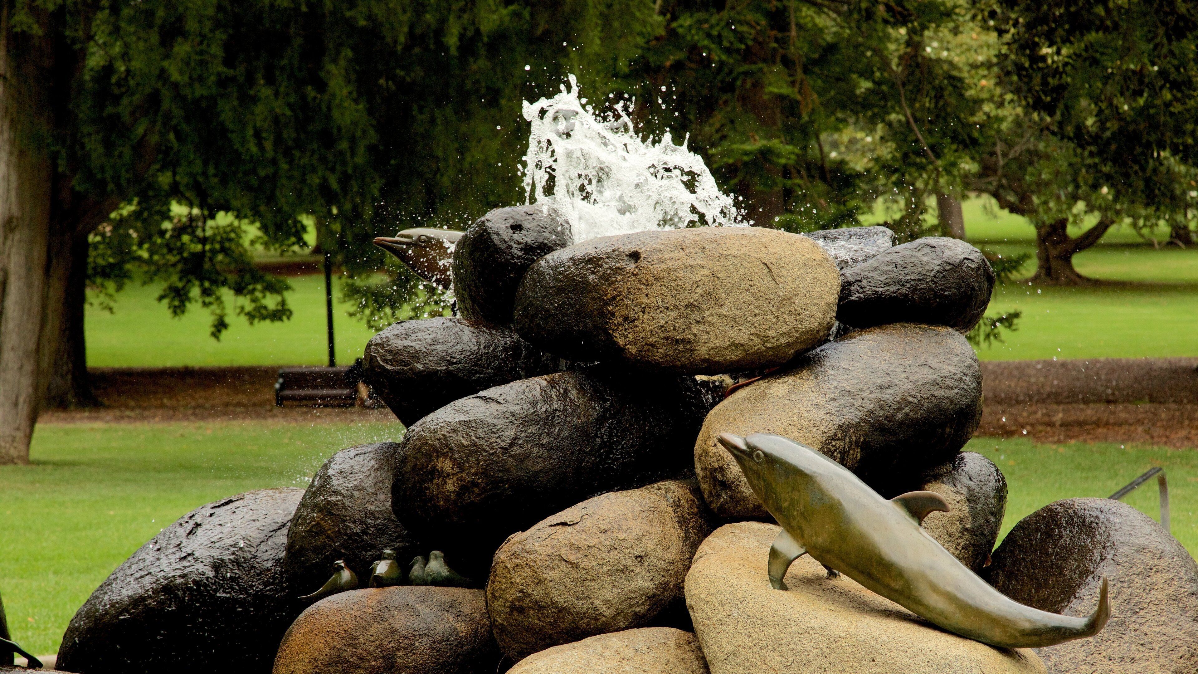 Fitzroy Gardens featuring a park and a fountain
