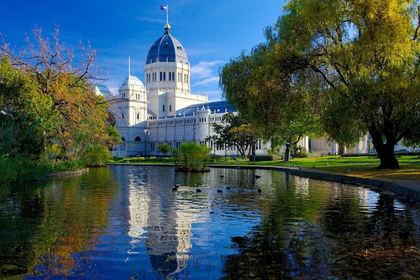 Jardines Carlton que incluye un castillo, un estanque y un jardín