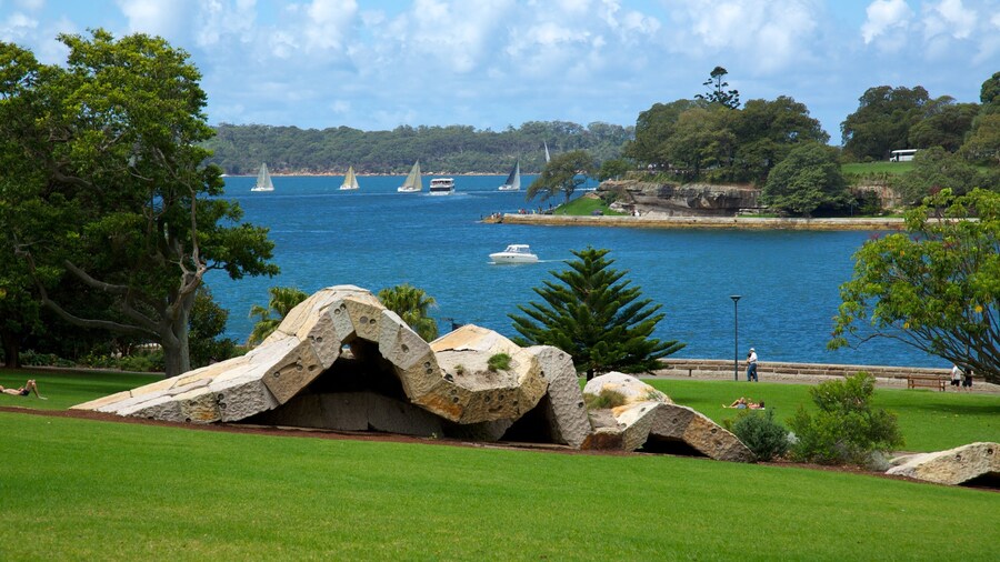 Royal Botanic Gardens which includes boating, a garden and general coastal views