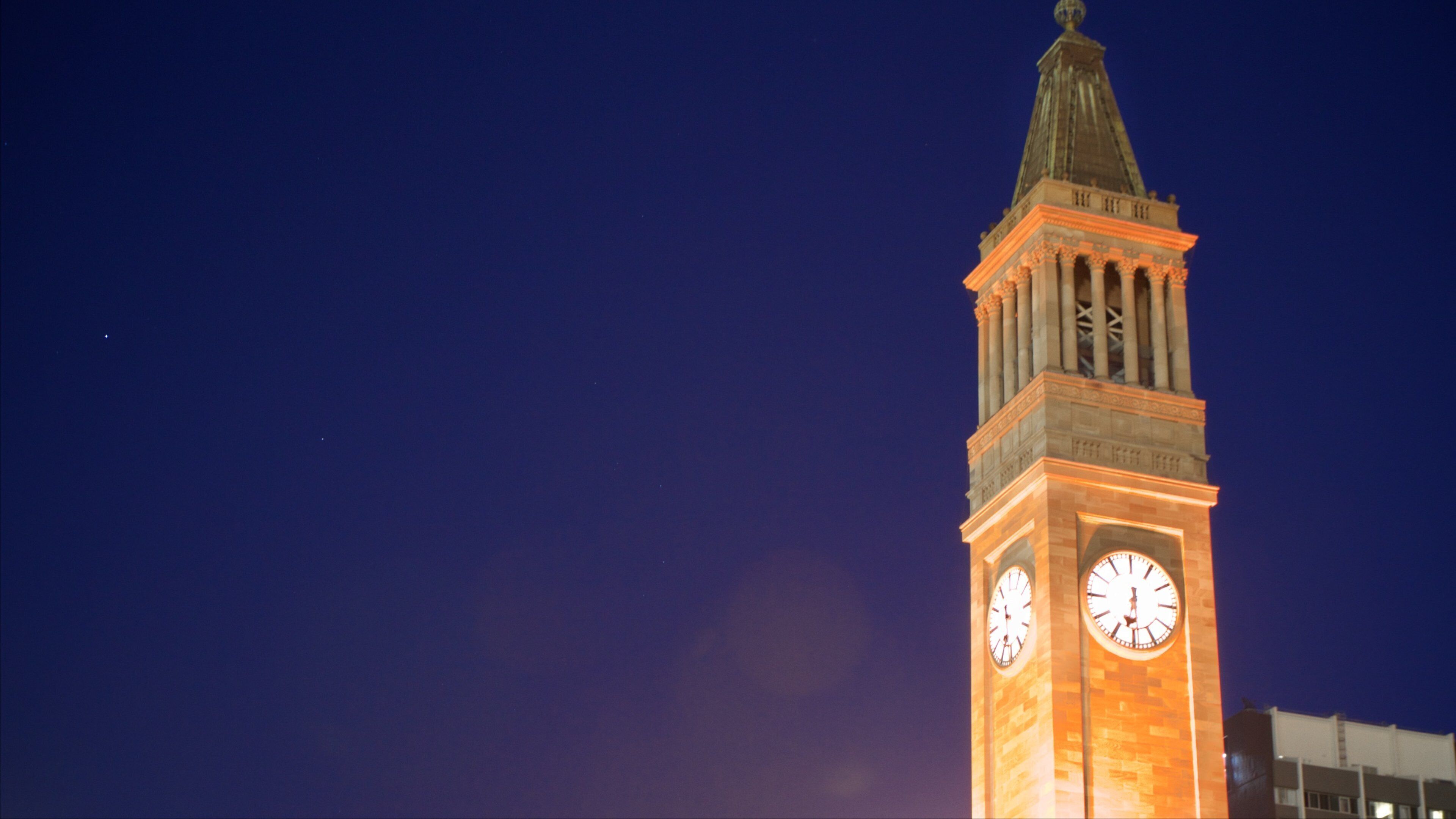 King George Square inclusief een stad en nachtleven