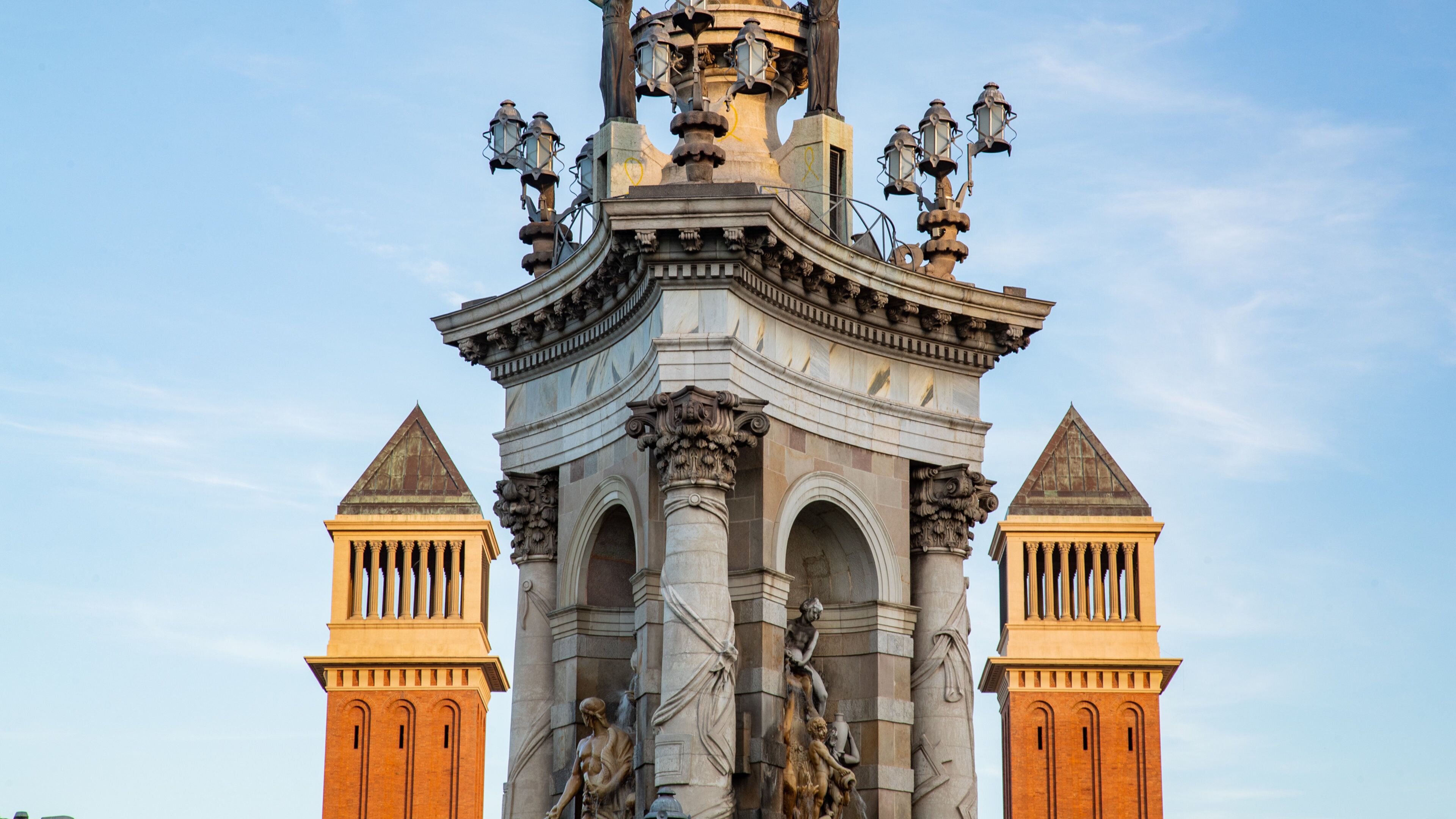 Placa d\'Espanya which includes heritage elements