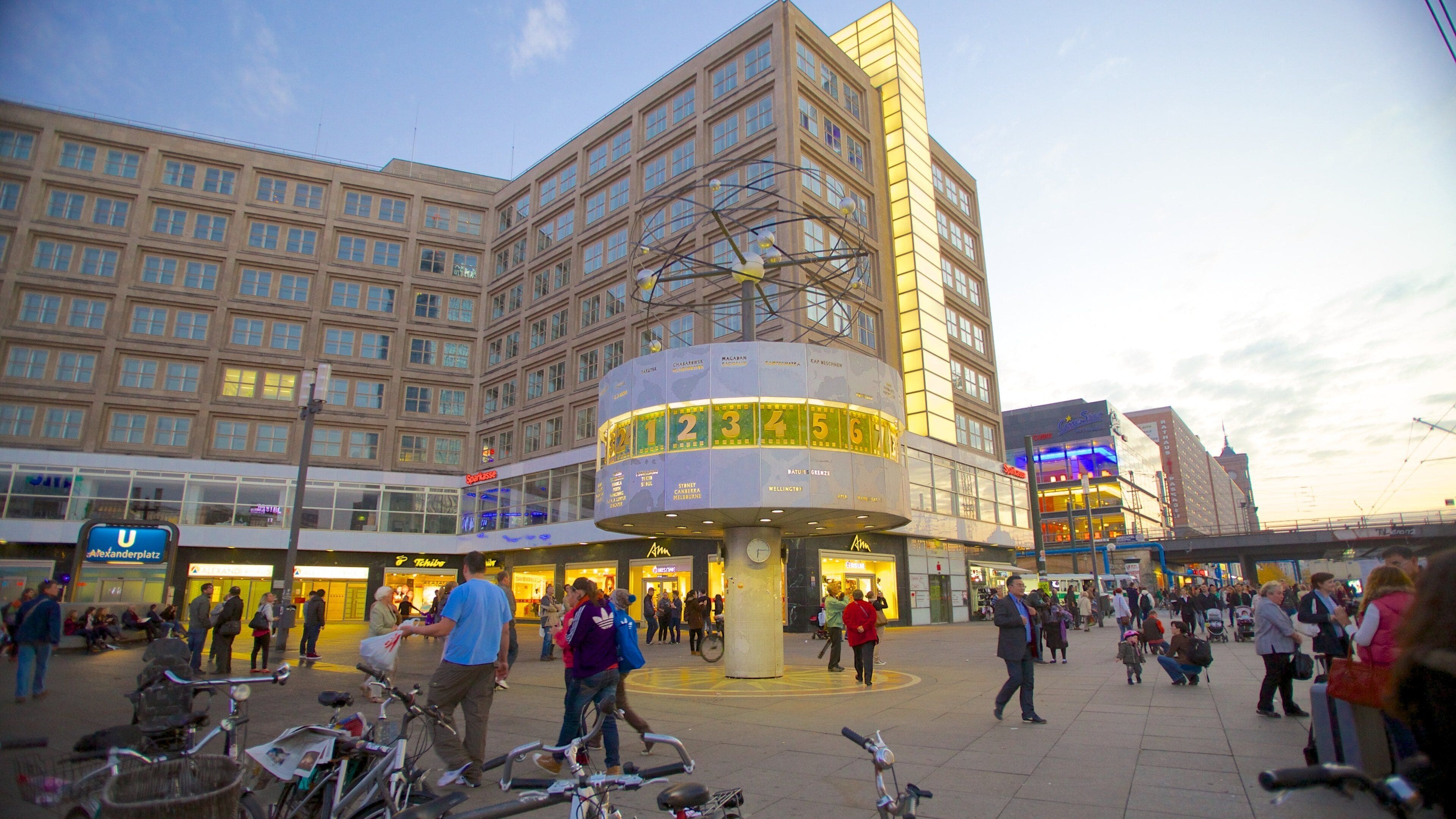 Alexanderplatz bevat een plein, moderne architectuur en een stad
