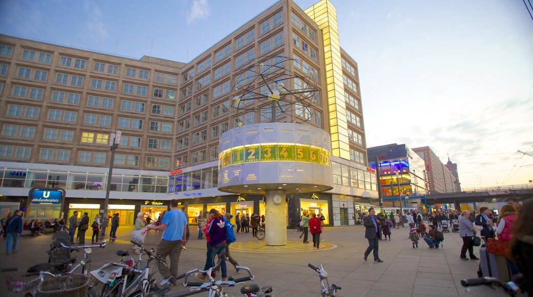 Alexanderplatz som inkluderer moderne arkitektur, by og torg eller plass