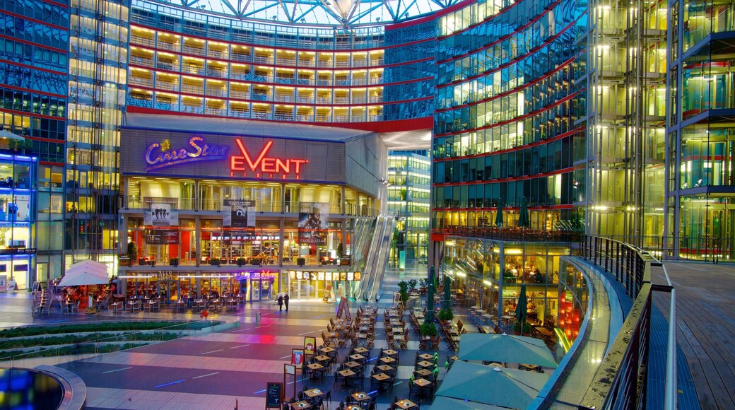 Potsdamer Platz ofreciendo una ciudad, arquitectura moderna y vistas interiores