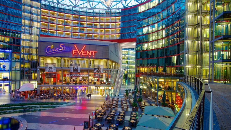 Potsdamer Platz caracterizando uma cidade, arquitetura moderna e vistas internas