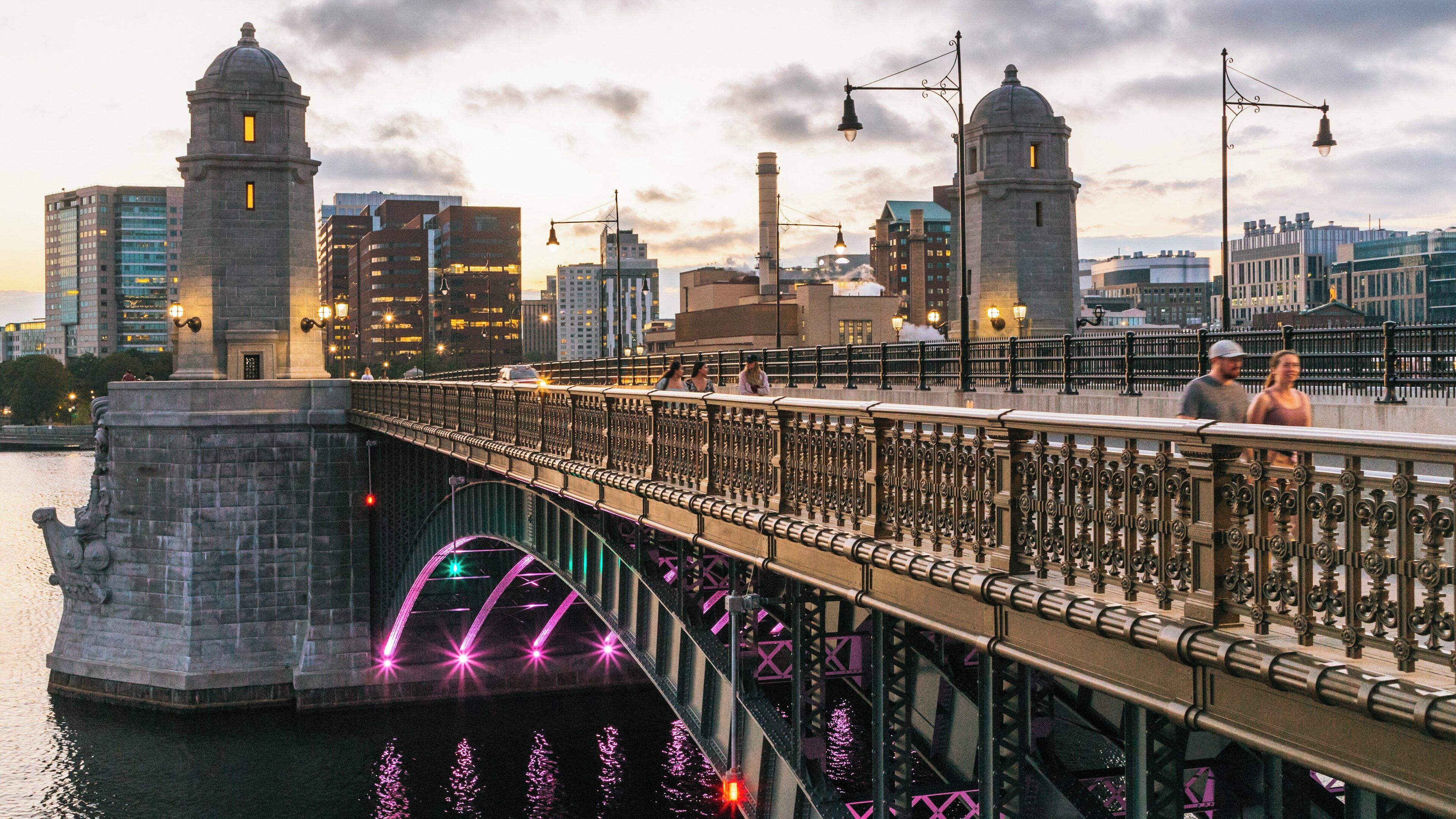 Longfellow Bridge connects Cambridge and Boston with stunning views and a lively atmosphere during sunset hours