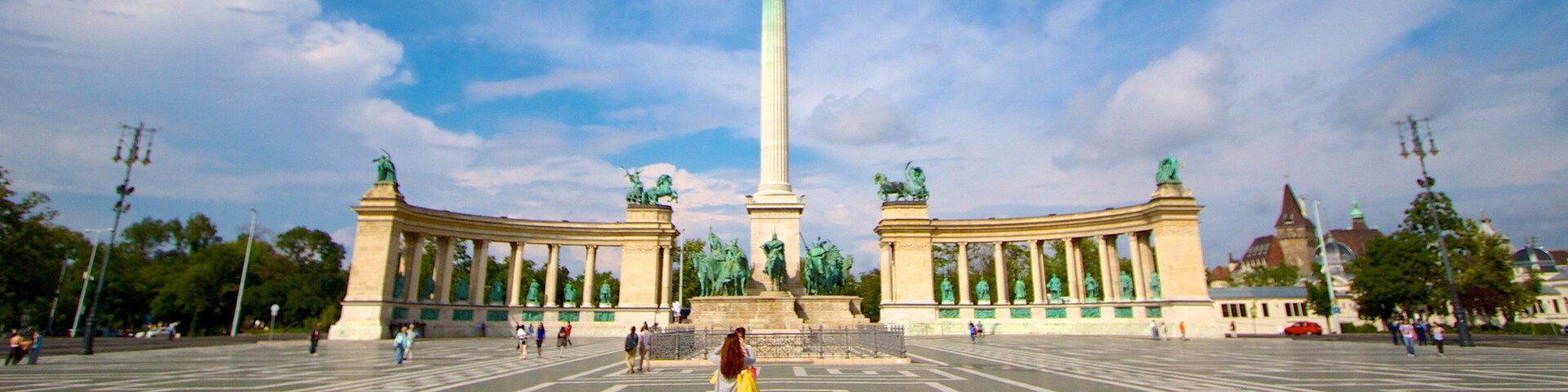 Heroe\\\'s Square featuring a square or plaza