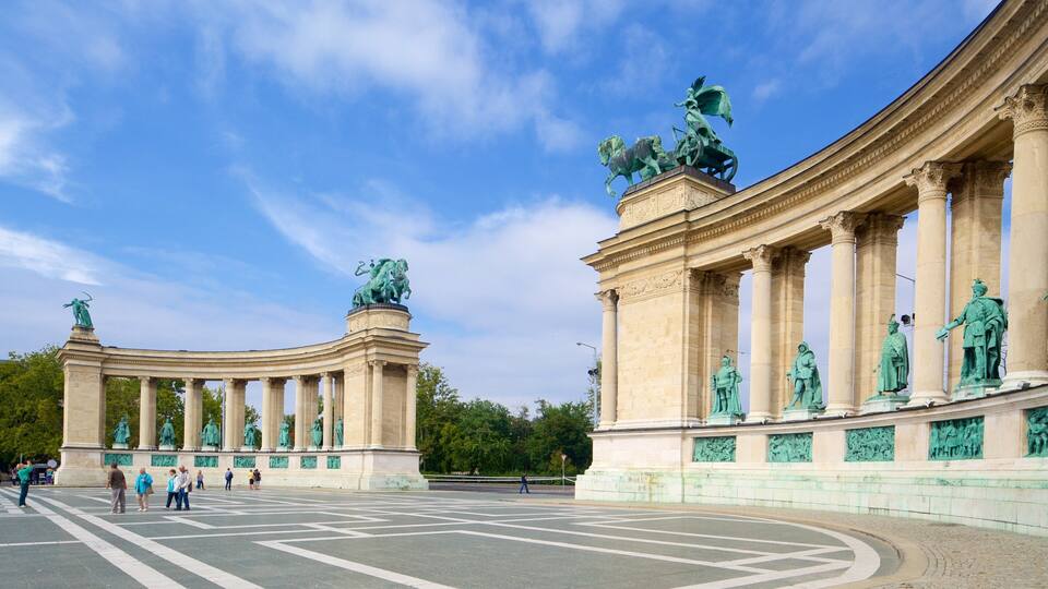 Ein prächtiges, neoklassizistisches Gebäude mit geschwungener Fassade, verziert mit Statuen und Säulen.
