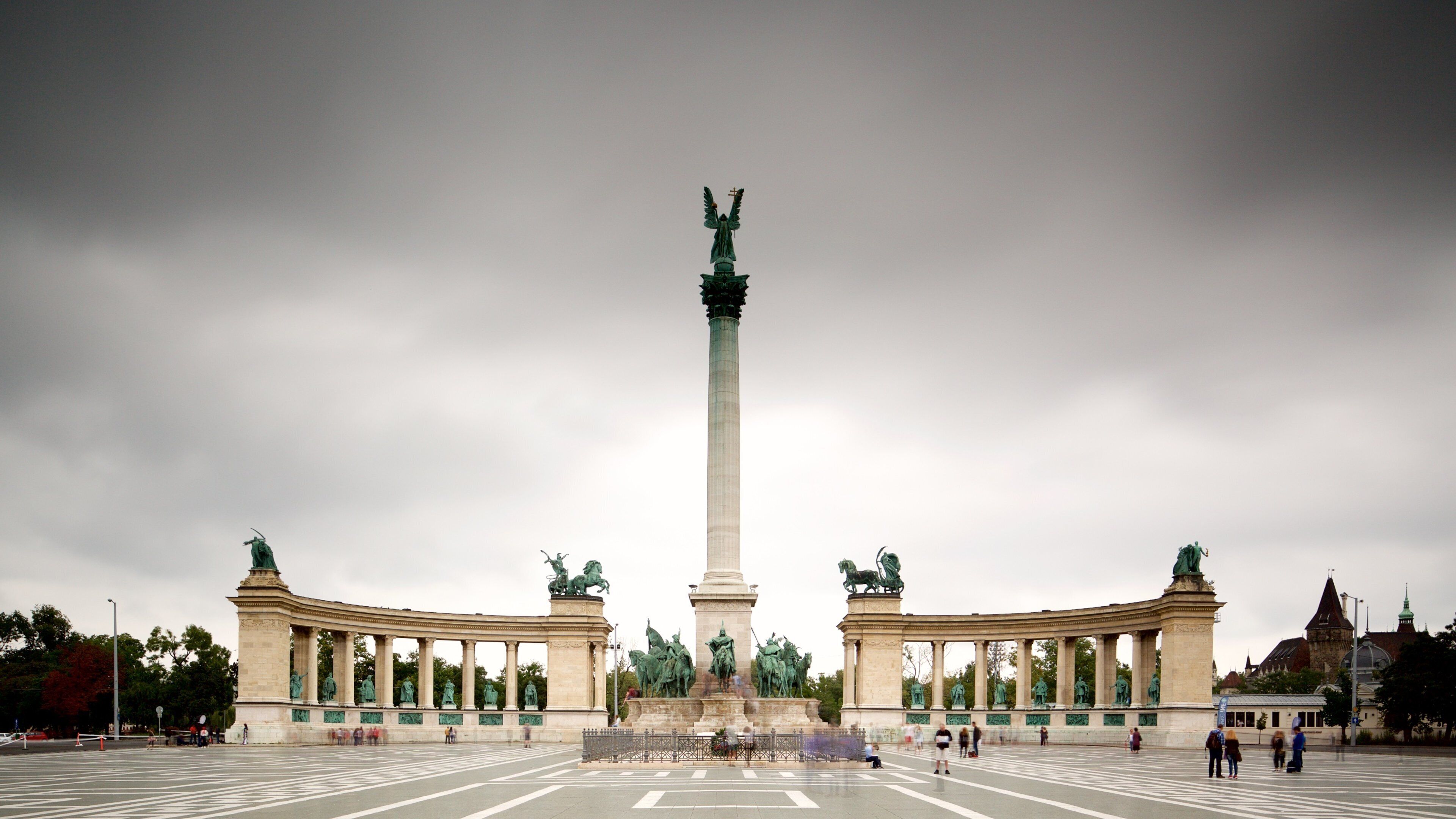 Heroe\\\'s Square which includes a square or plaza