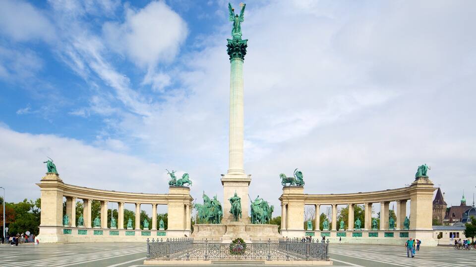 Ein großes Denkmal mit einer hohen Säule und Statuen an jeder Seite.