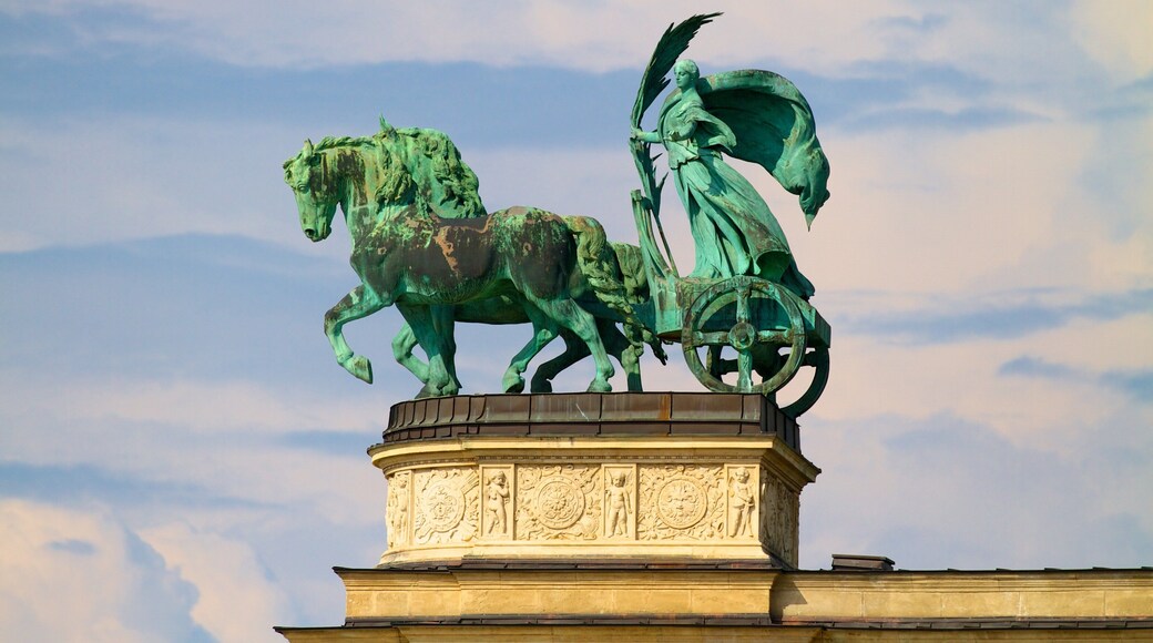 Place des Héros montrant square ou place, patrimoine historique et statue ou sculpture