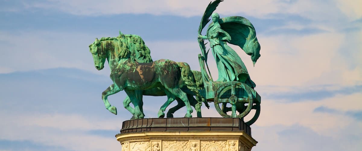 Heroe\\\'s Square featuring a square or plaza, heritage elements and a statue or sculpture