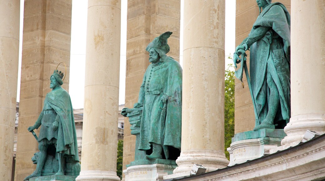 Heroe\\\'s Square showing a statue or sculpture
