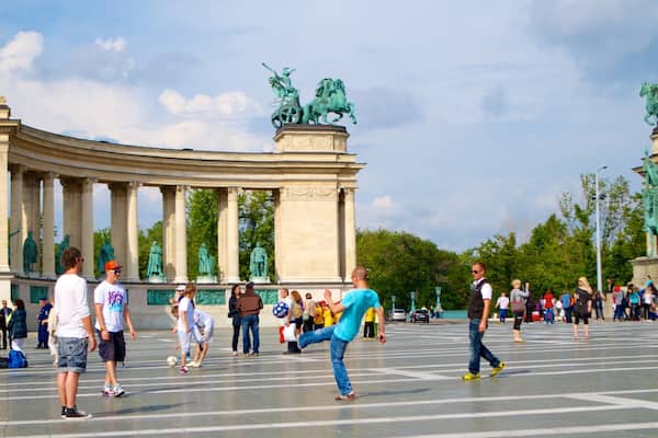 Plaza de los Héroes ofreciendo una plaza y también un grupo grande de personas