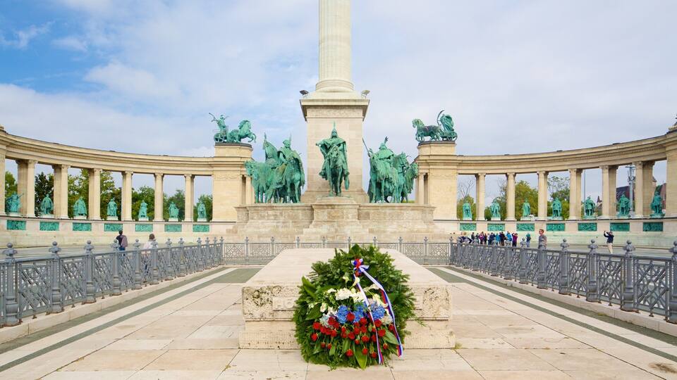 Ein Denkmal mit Statuen und einem Blumenschmuck.