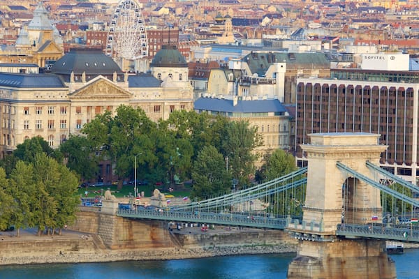 Pont à chaßnes Széchenyi qui includes patrimoine architectural, pont et ville