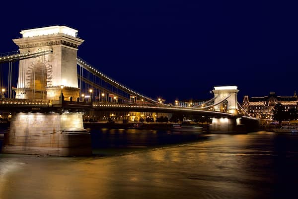 Pont à chaßnes Széchenyi montrant pont, scÚnes de nuit et patrimoine architectural