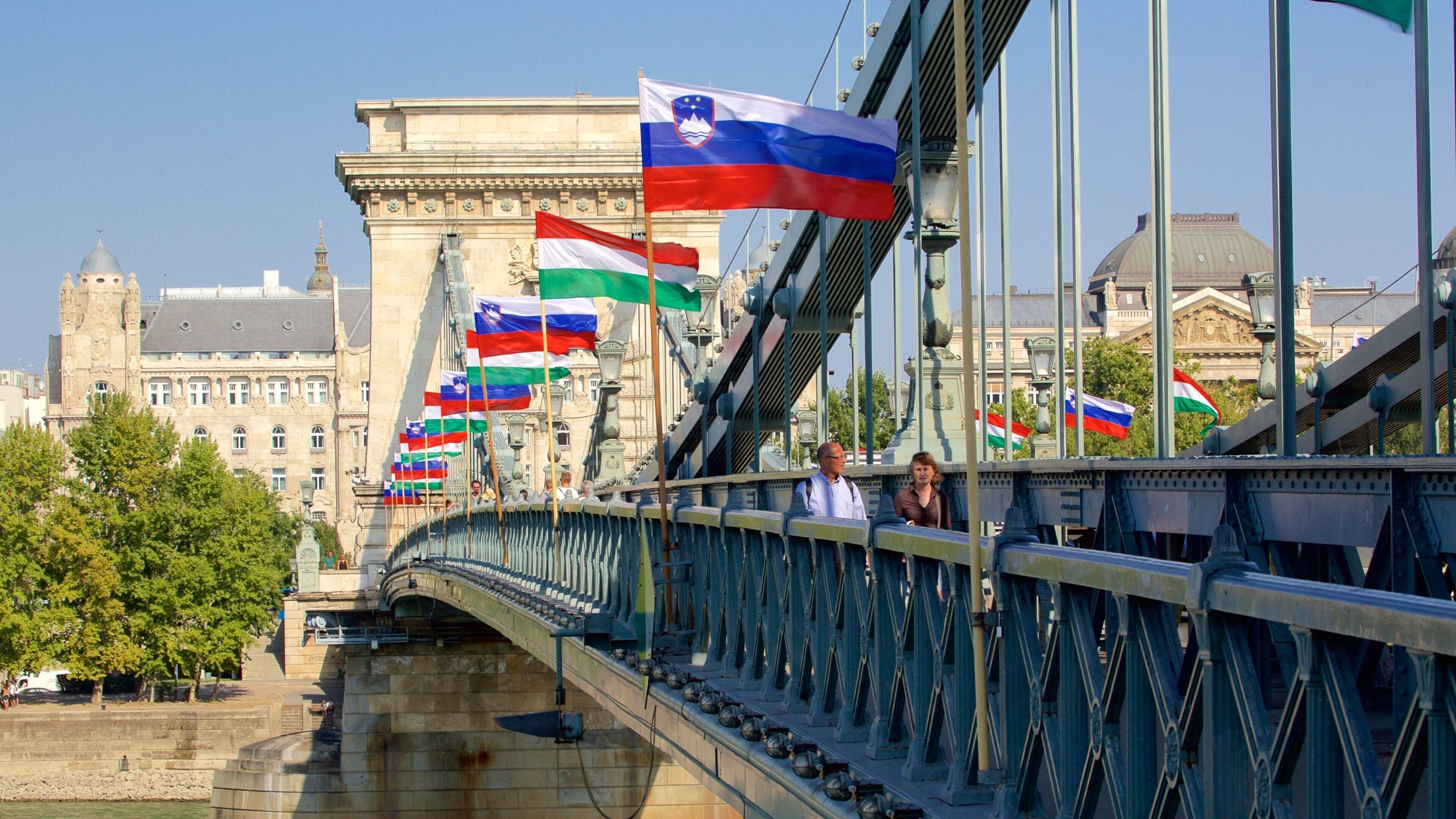 Szechenyi Lanchid mostrando vistas y un puente y también una pareja