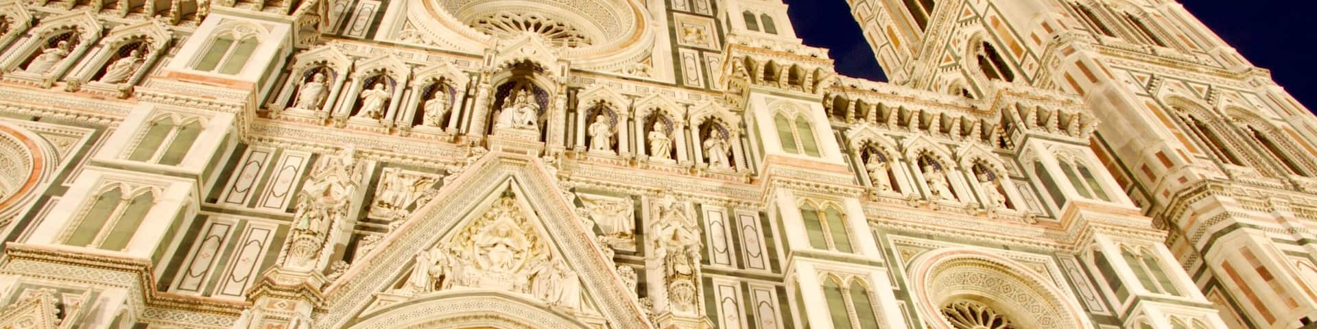Piazza del Duomo das einen historische Architektur, bei Nacht und Kirche oder Kathedrale