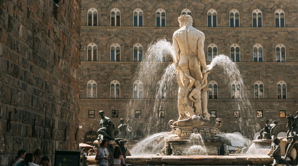 Piazza della Signoria showing heritage elements, a statue or sculpture and a fountain