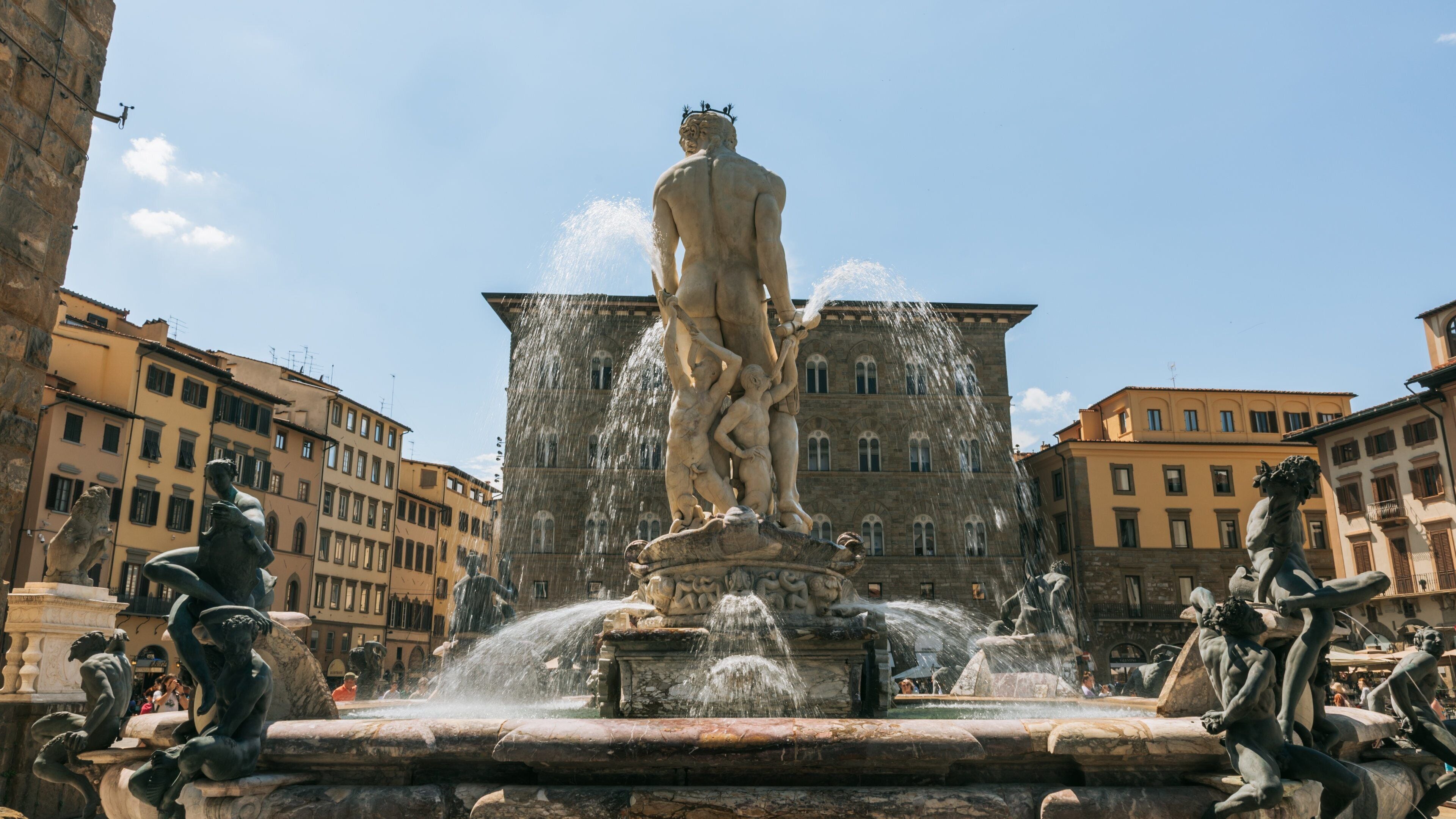 Piazza della Signoria showing a statue or sculpture, a fountain and heritage elements