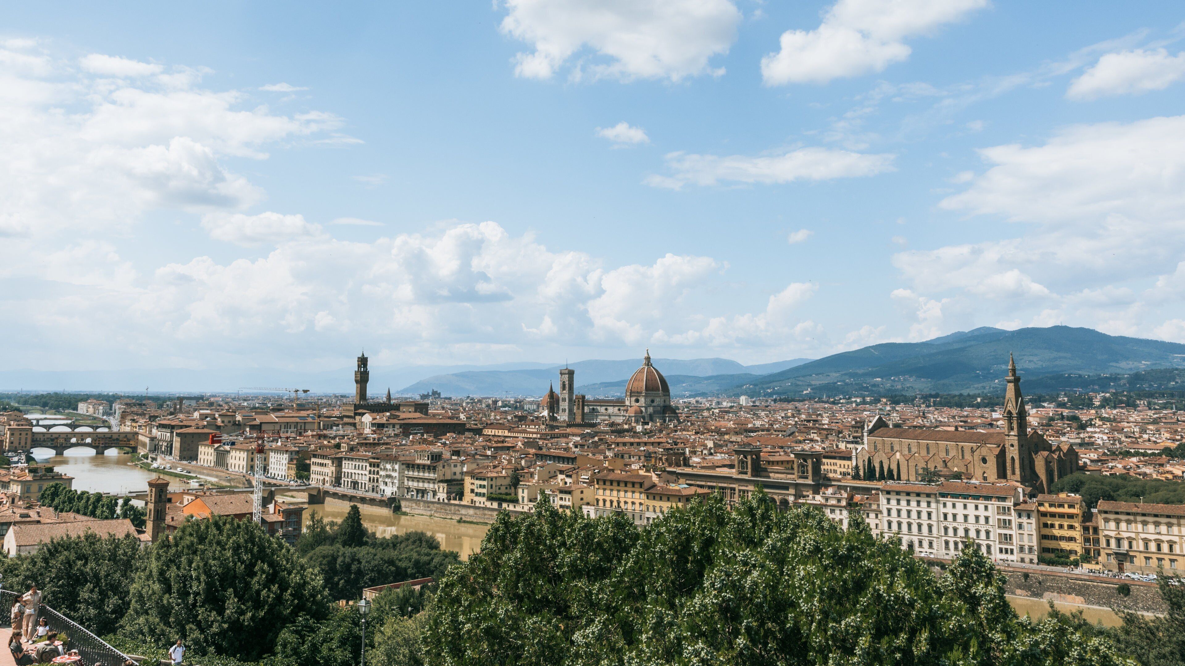 Piazzale Michelangelo showing a city and landscape views