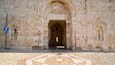 Un edificio in pietra con un ingresso piastrellato e due cartelli con la scritta 'divieto di accesso'.