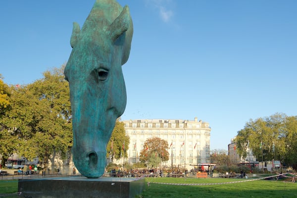 Hyde Park Corner mostrando giardino e statua o scultura