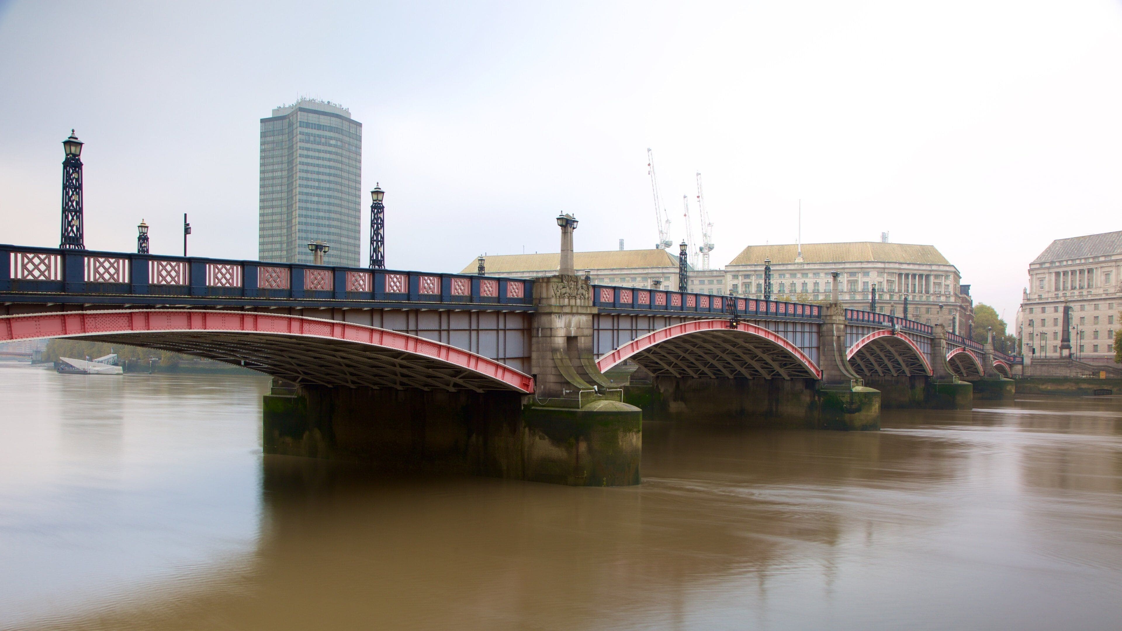 Lambeth Bridge fasiliteter samt elv eller bekk og bro