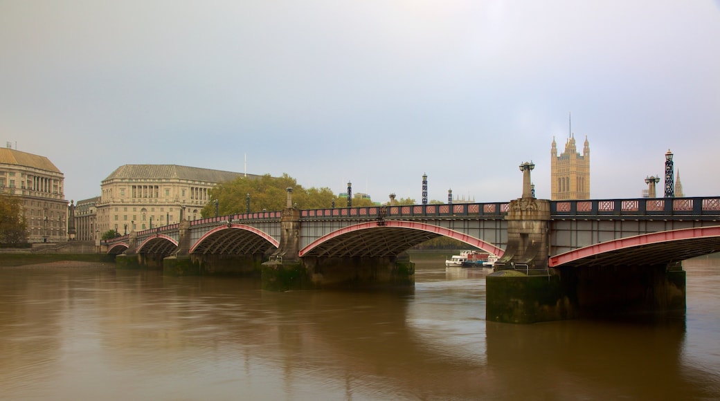Lambeth Bridge som visar en bro och en å eller flod