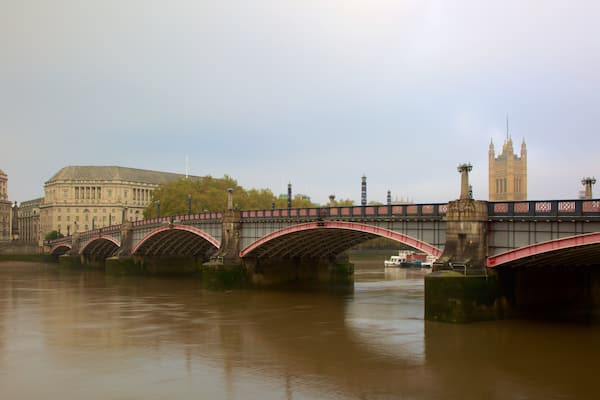 Lambeth Bridge mit einem Brücke und Fluss oder Bach