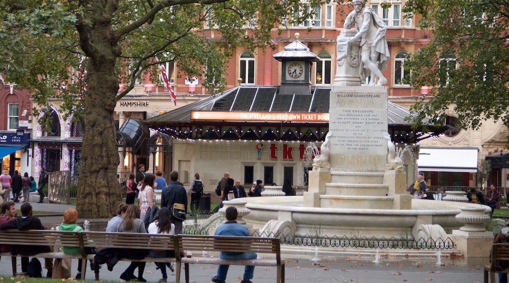 Leicester Square bevat een fontein en een plein