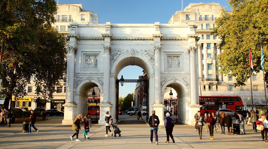 Marble Arch mostrando uma praça ou plaza, um monumento e arquitetura de patrimÎnio