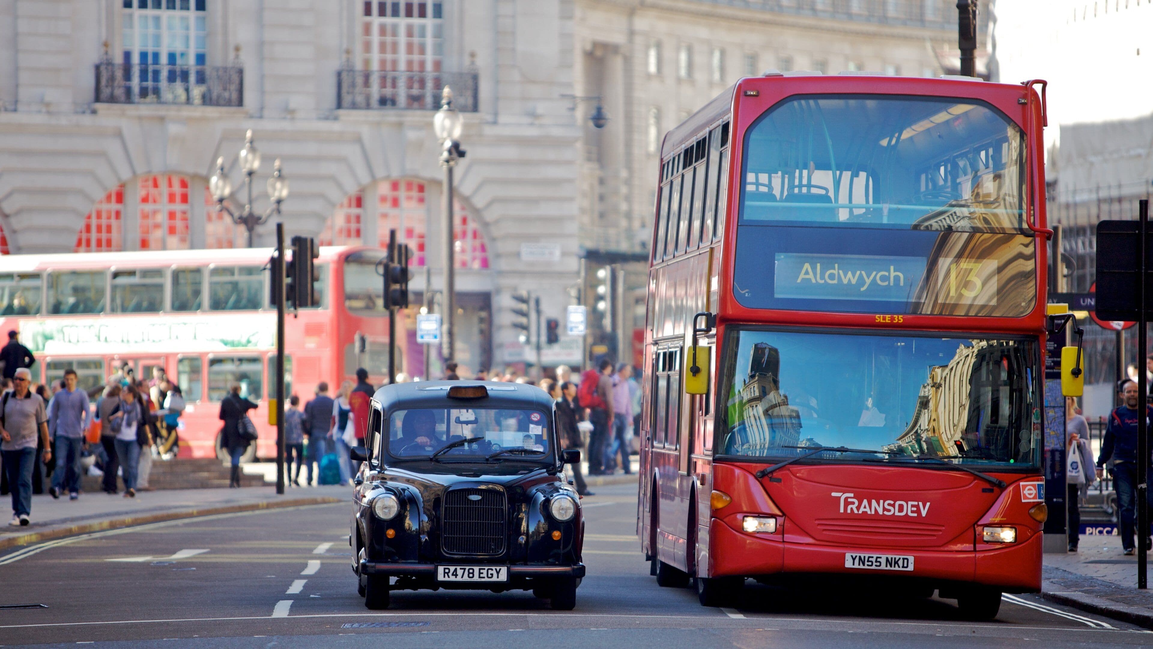 Piccadilly Circus bevat straten, een stad en historische architectuur