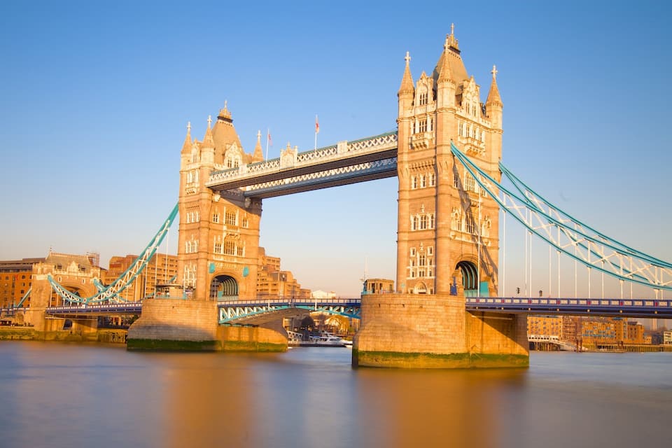 El Tower Bridge de Londres, con dos torres, un arco central y cables de suspensión.