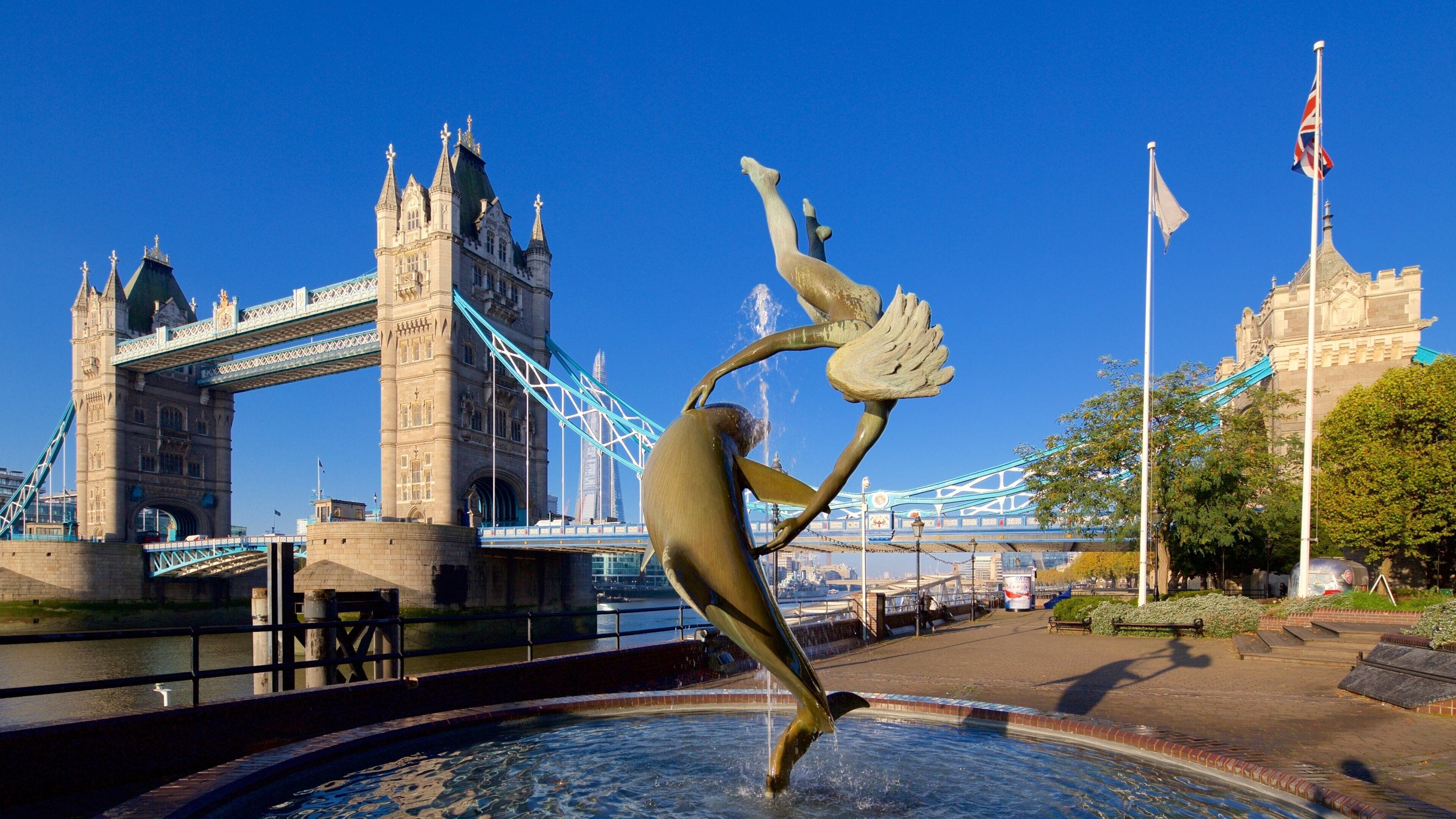 Tower Bridge showing heritage architecture, a bridge and a fountain
