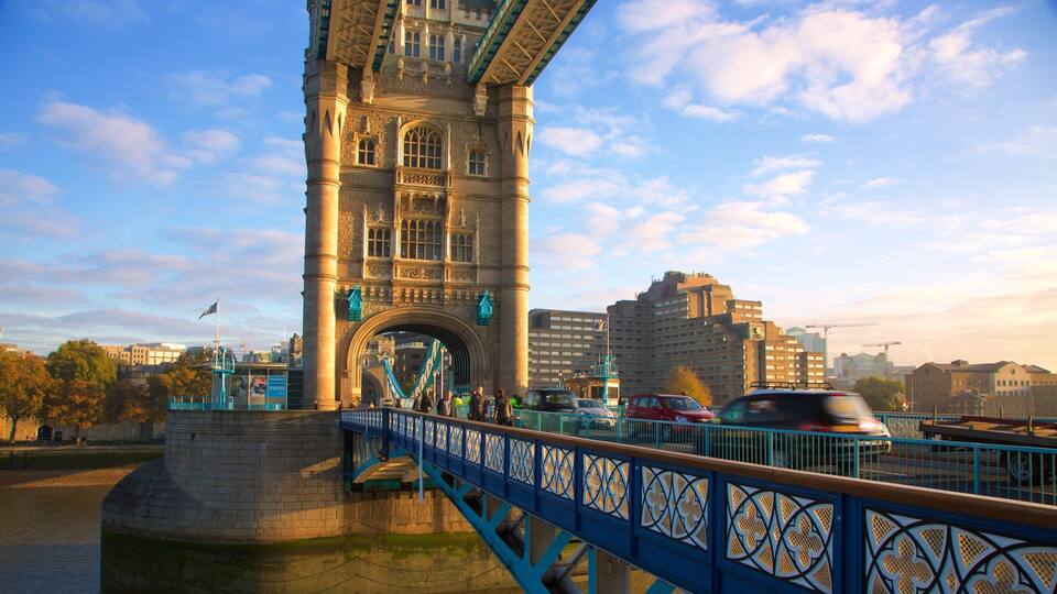 Tower Bridge que inclui arquitetura de patrimônio, cenas de rua e uma ponte