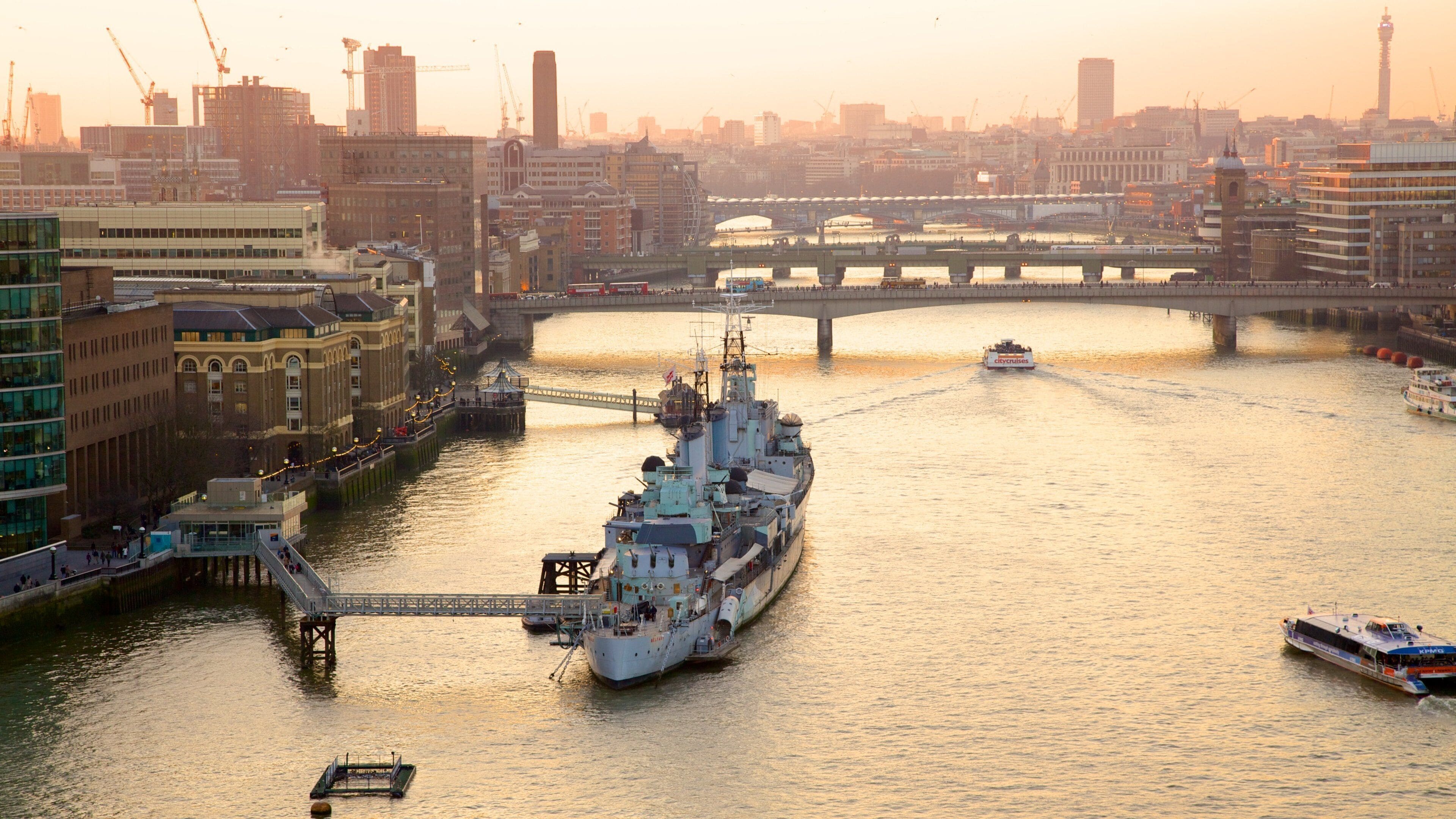Tower Bridge que incluye una bahía o puerto, una puesta de sol y paseos en lancha