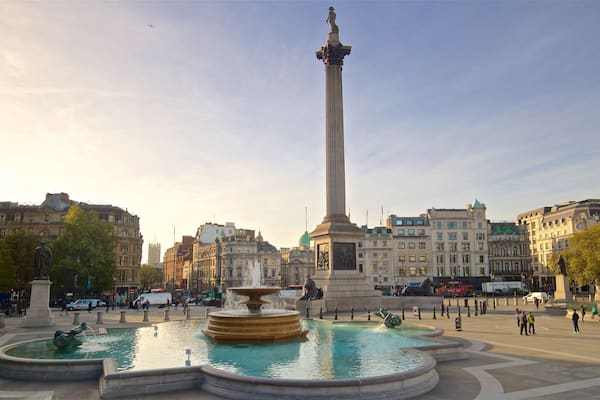 Trafalgar Square das einen Stadt, Sonnenuntergang und Springbrunnen