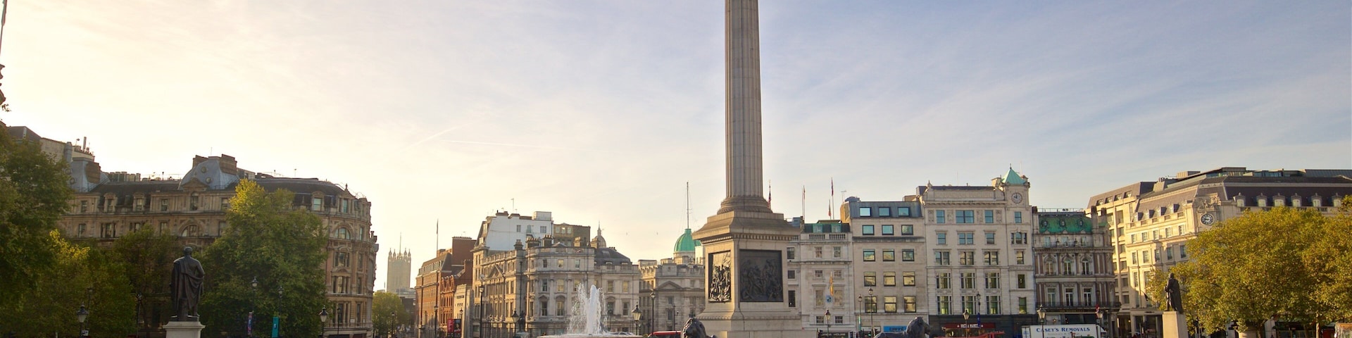 Trafalgar Square mostrando um pôr do sol, uma praça ou plaza e uma fonte