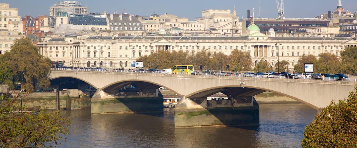 Puente de Waterloo mostrando un río o arroyo, una ciudad y un puente