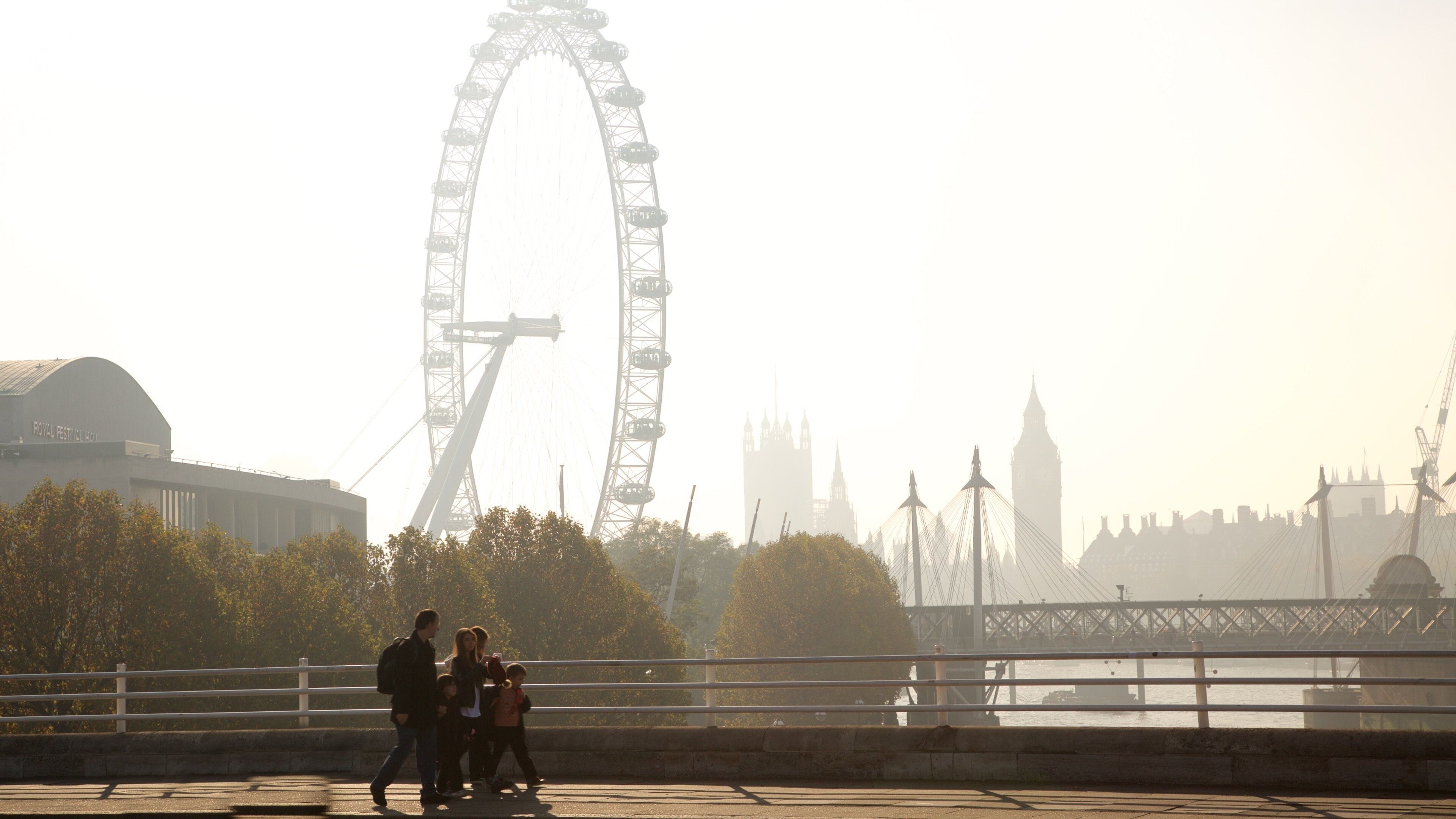 워털루 브리지 을 특징 도시, 다리 과 탈것
